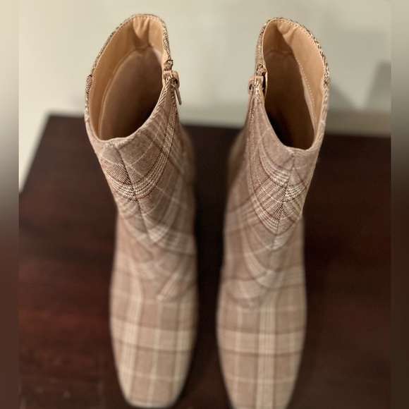 COPY - Brown and beige plaid ankle boots. - Picture 5 of 5